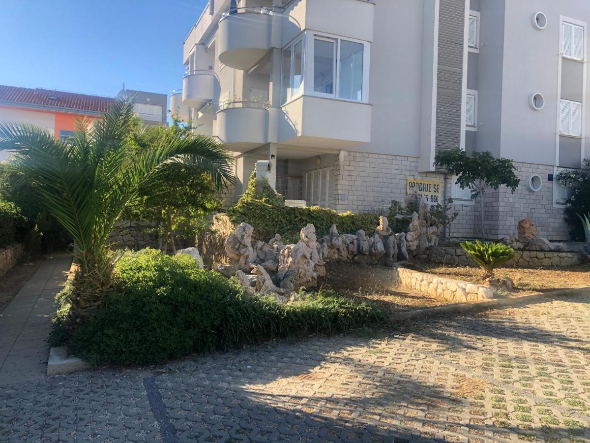 Apartment Dilba Novalja Exterior foto