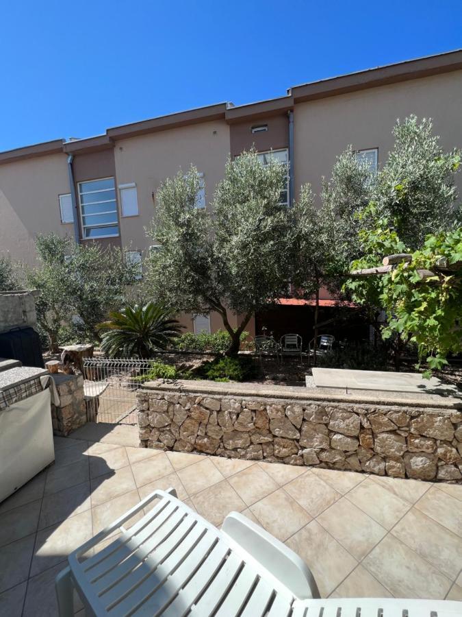 Apartment Dilba Novalja Exterior foto